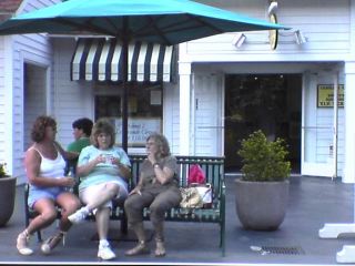 3ladies-shopping