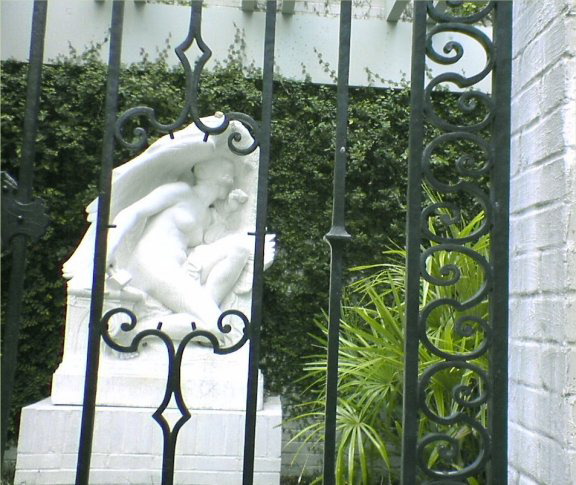 BrookfieldGardens49-statue